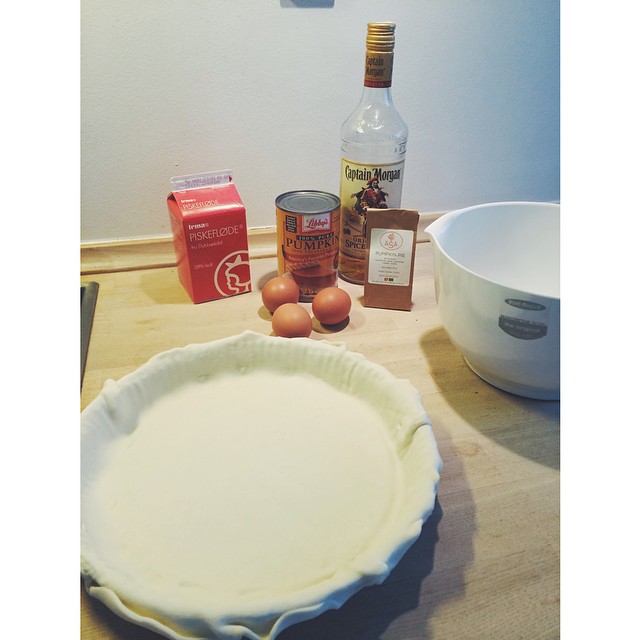 Preparations for #Thanksgiving dinner tonight have begun! First up: #pumpkin #pie! #baking #thanksgivingdinner #happythanksgiving #pumpkinpie